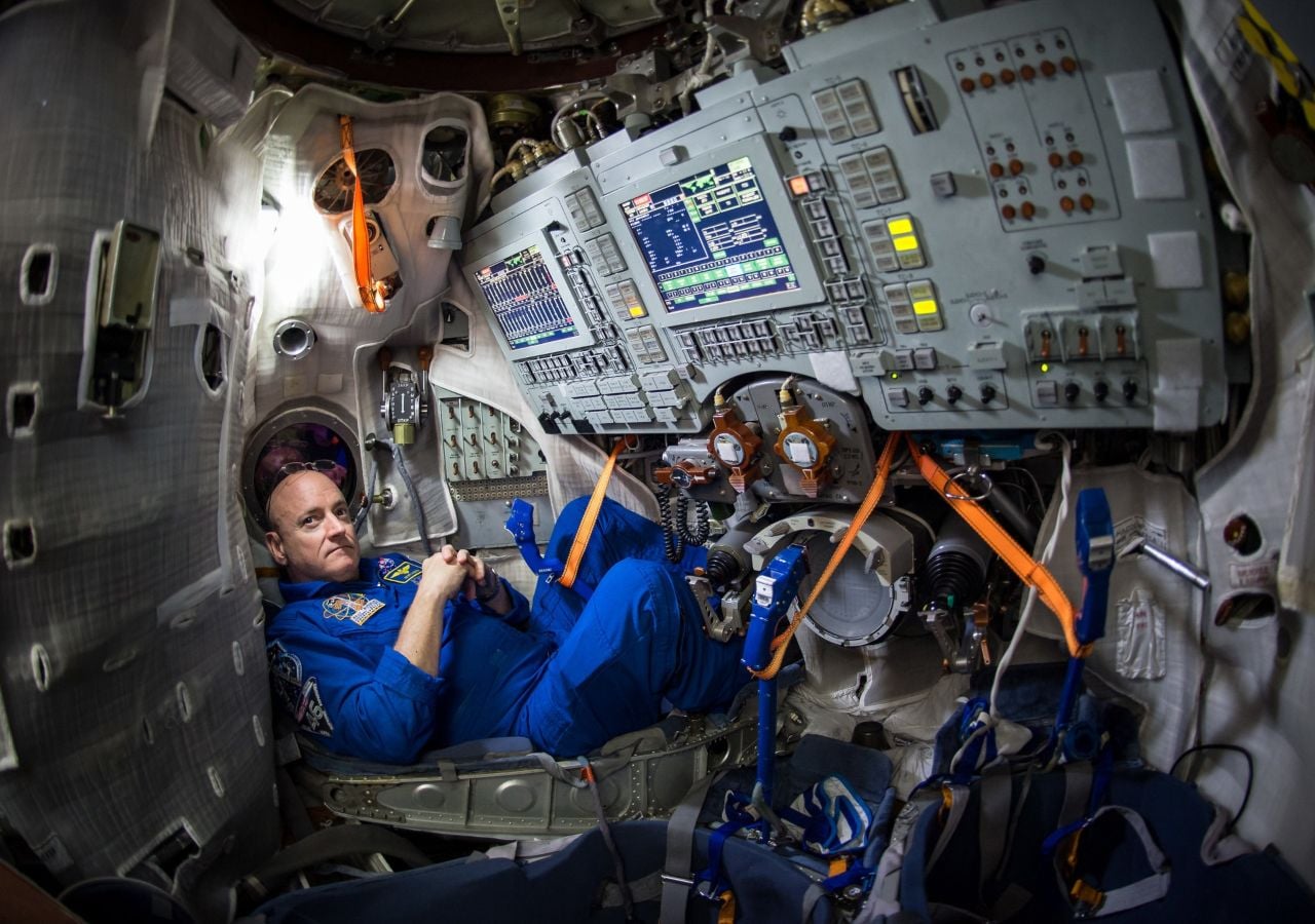 Kelly dentro de un simulador preparándose para viajar a la Estación Espacial Internacional. Créditos: Bill Ingalls-NASA