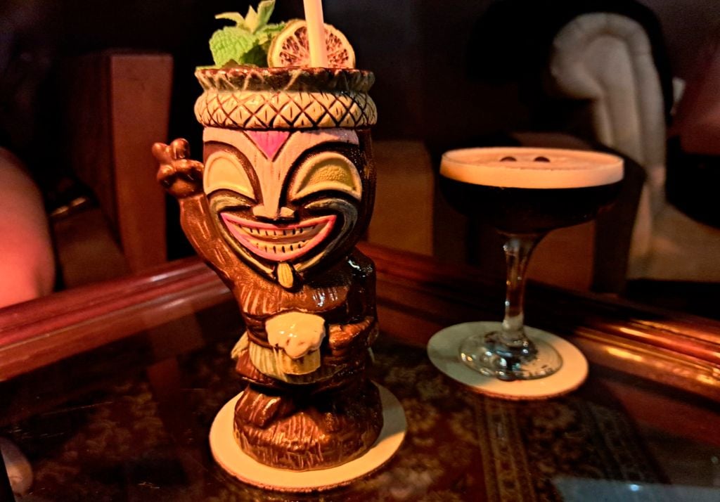 Zombie, uno de sus tragos tiki y Espresso Martini, forman parte de la extensa carta de Sereno Bar. Imagen: Carolina Aliaga