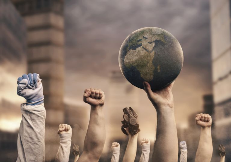 manos en alto afirmando el mundo en un ambiente contaminado manos en alto afirmando el mundo en un ambiente contaminado