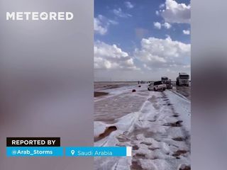 Una impresionante granizada cubre de blanco el desierto de Medina, Arabia Saudí