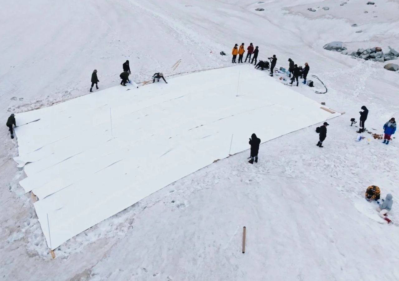 Cubren el glaciar con materiales refractantes para frenar el derretimiento.
