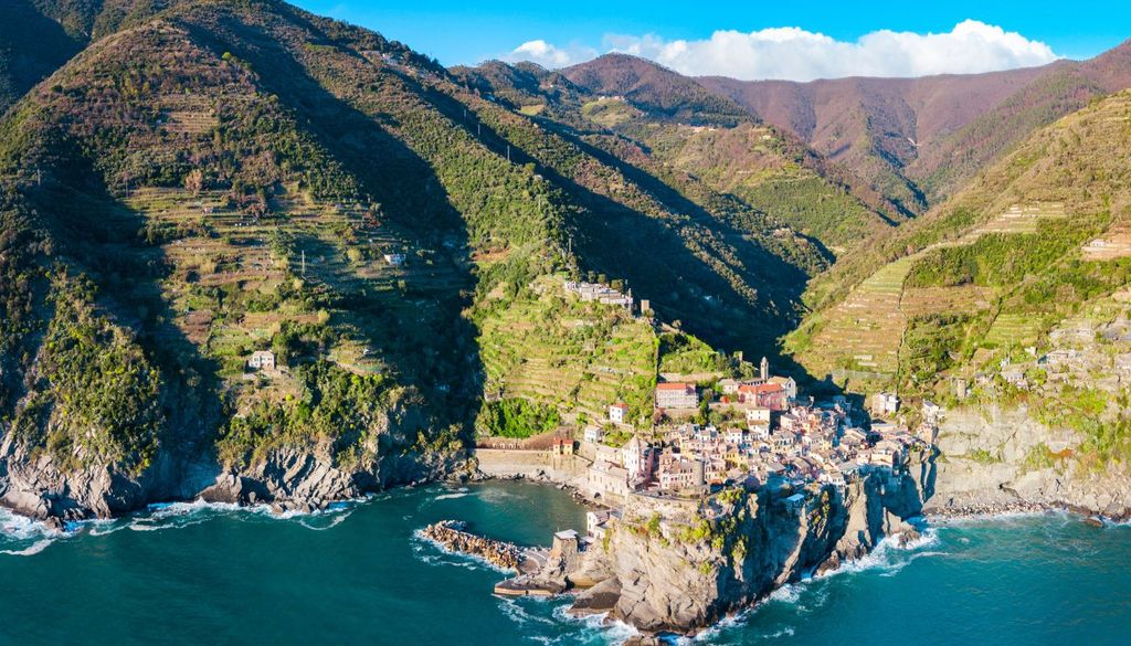 cucina ligure La cucina ligure è basata sugli ingredienti tipici della macchia mediterranea