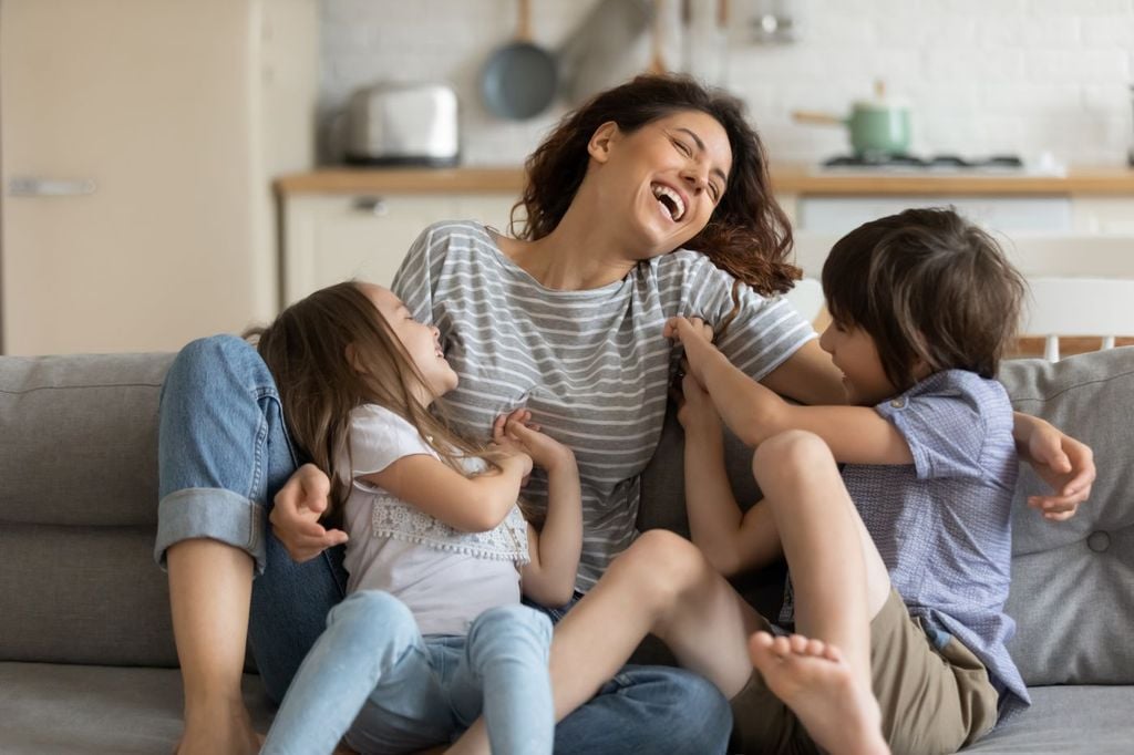 Las cosquillas son un mecanismo evolutivo de interacción afectiva y juego que fortalece el vínculo entre padres e hijos desde los primeros años de vida.