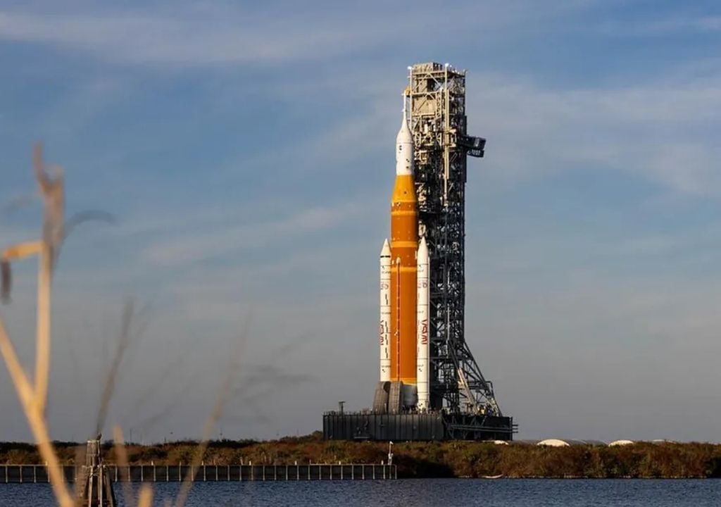 El cohete SLS y la nave Orión, en la plataforma de lanzamiento del Centro Kennedy de Florida. Crédito: NASA.