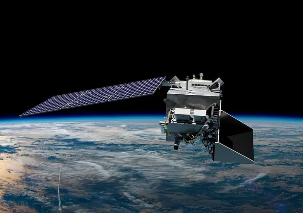 Imagen del satélite PACE en el espacio con la Tierra de fondo
