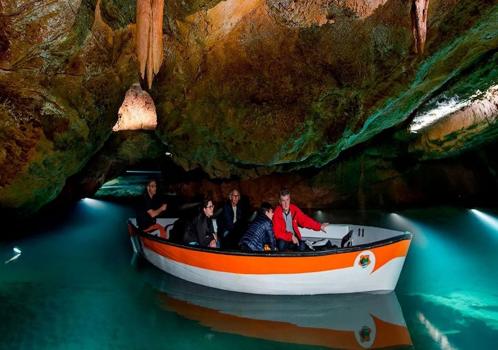 Les grottes de San José abritent une rivière navigable de près de trois kilomètres, bien que sa longueur totale soit encore inconnue. Image : covesdesantjosep.es