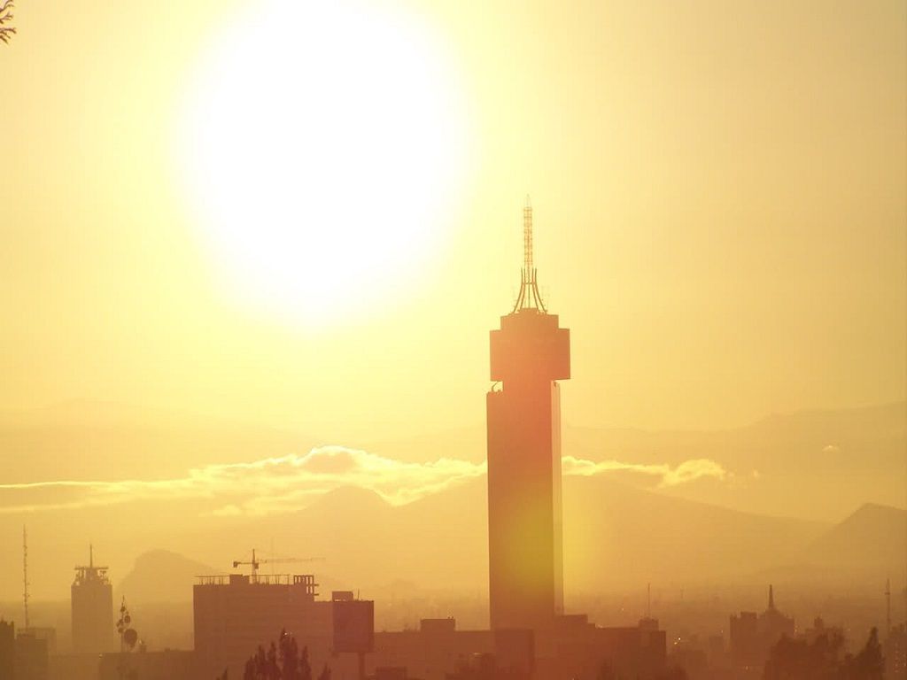 Las olas de calor se han vuelto más comunes en las ciudades debido a su relación con las islas de calor. Las olas de calor se han vuelto más comunes en las ciudades debido a su relación con las islas de calor.