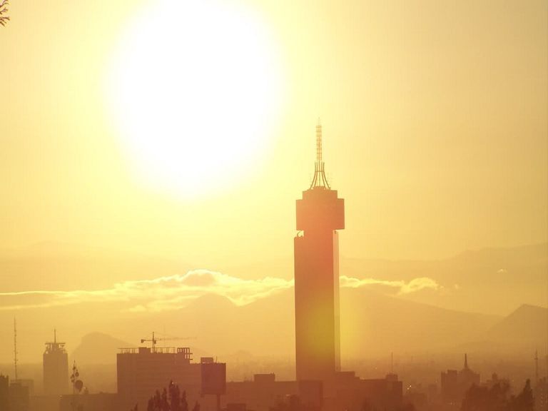 Las olas de calor se han vuelto más comunes en las ciudades debido a su relación con las islas de calor. Las olas de calor se han vuelto más comunes en las ciudades debido a su relación con las islas de calor.
