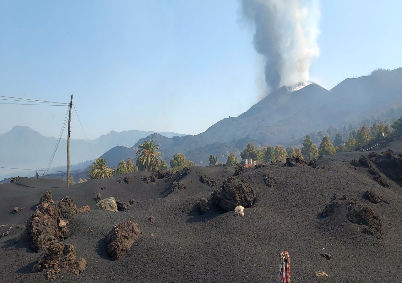 Un campo de cenizas volcánicas durante la erupción del volcán Cumbre Vieja en las Islas Canarias, situado frente a la costa noroeste de África. Crédito: Samantha Tramontano