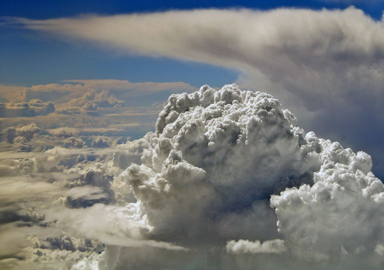 Cumulonimbo incus, con su cima en la tropopausa Cumulonimbo incus, con su cima en la tropopausa