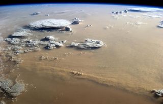 Cumulonimbos y tormenta de arena
