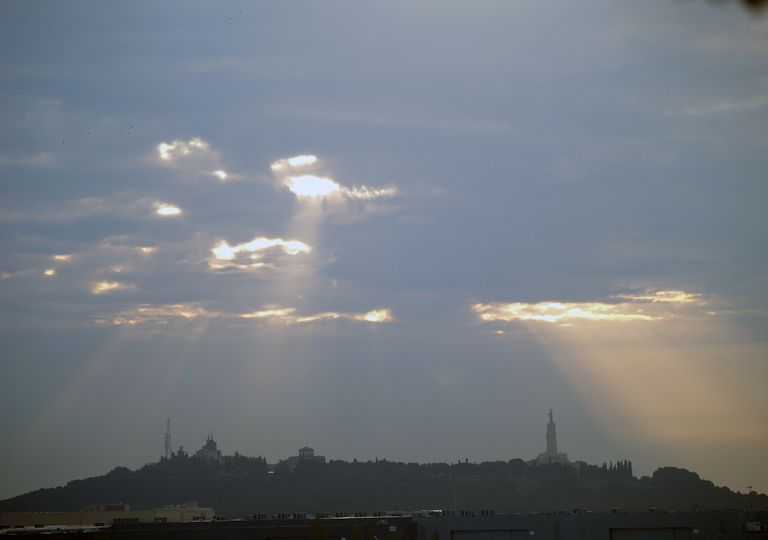 “Escaldachón”, ráfaga fuerte de sol que surge a través de las nubes, en el Cerro de los Ángeles, Getafe, Madrid. el Cerro de los Ángeles, Getafe, Madrid. “Escaldachón”, ráfaga fuerte de sol que surge a través de las nubes, en el Cerro de los Ángeles, Getafe, Madrid. el Cerro de los Ángeles, Getafe, Madrid.