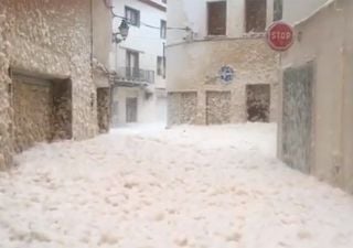 Espuma invade cidades da Espanha após passagem da tempestade Gloria