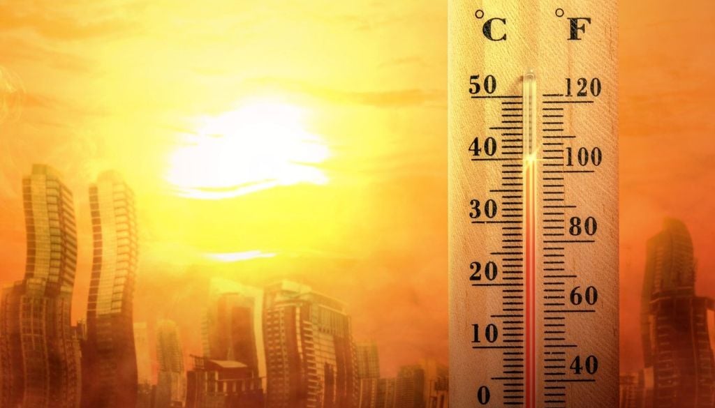Il vero “motore” dell’intensità e della durata è un feedback positivo fra suoli, mari e atmosfera. L’alta pressione in quota provoca subsidenza (discesa di aria dall’alto verso il basso). L’aria che scende si comprime e si riscalda per compressione adiabatica, divenendo molto calda nei bassi strati.