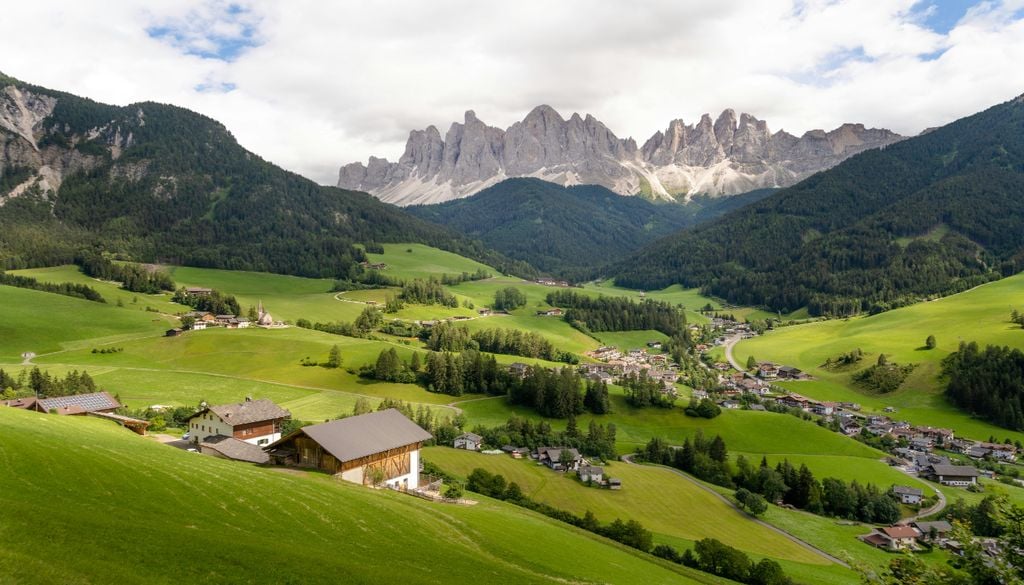 Dolomitas O trilho passa por paisagens verdadeiramente impressionantes. Foto: Unsplash