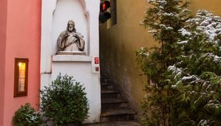Da Praga all'Italia, queste sono le strade pi&ugrave; strette d'Europa: qui due persone non passano