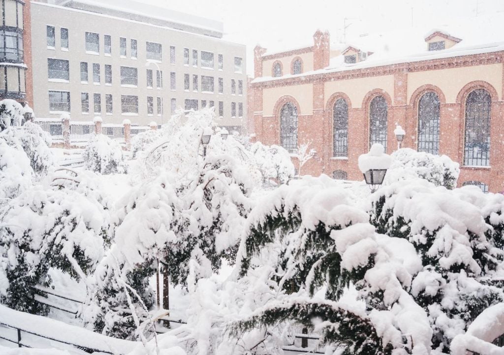 Una NAO negativa tende ad aumentare le probabilità di possibili ondate di freddo verso il cuore dell’Europa e l’area del Mediterraneo. Questo significa in un aumento della probabilità di nevicate, specialmente sulle Alpi e Appennini settentrionali.