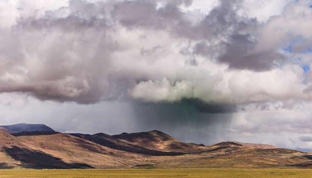 Altopiano del Tibet. Nonostante l’Himalaya a sud rappresenti una formidabile barriera, l’umidità non manca del tutto. In questo caso l’umidità arriva in parte dal flusso monsonico da sud-ovest che riesce a superare alcuni tratti dell’Himalaya.