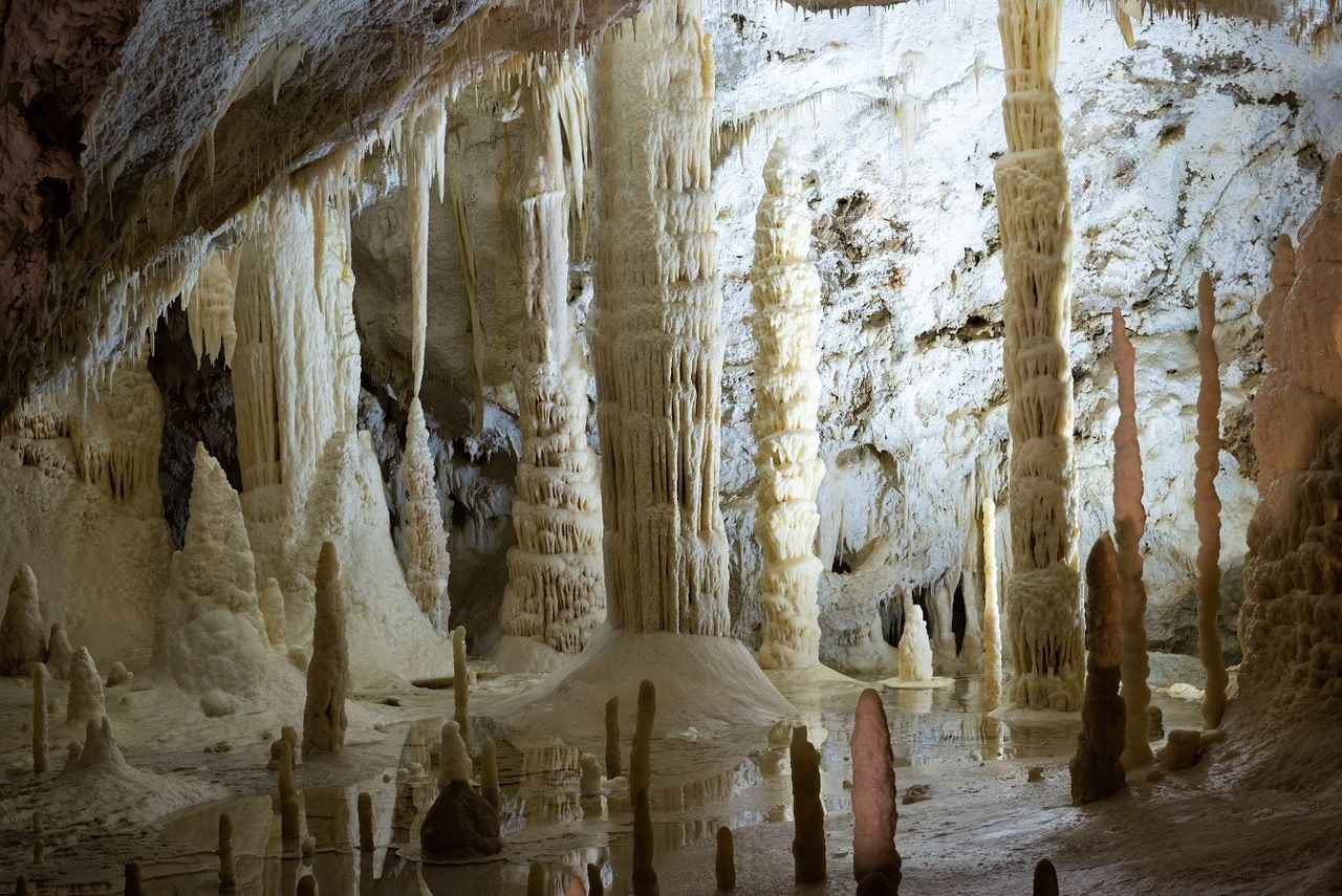 In Italia sono conosciute attualmente almeno 40.000 grotte. Nella foto, la grotta turistica di Frasassi.