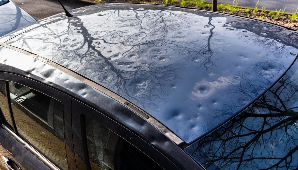 Il tetto di un'auto danneggiato da una grandinata