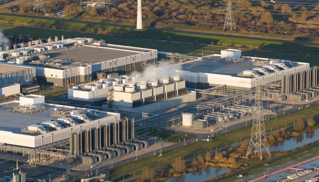 Un datacenter con i sistemi di raffreddamento e di smaltimento del calore sui tetti dell'edificio. Il calore si diffonde nell'ambiente scaldando le zone circostanti, come e quanto dipende da vari fattori.