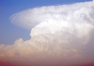 Una dana inestabilizará el tiempo con lluvias y fuertes tormentas, después podrían llegar los restos del huracán Erin