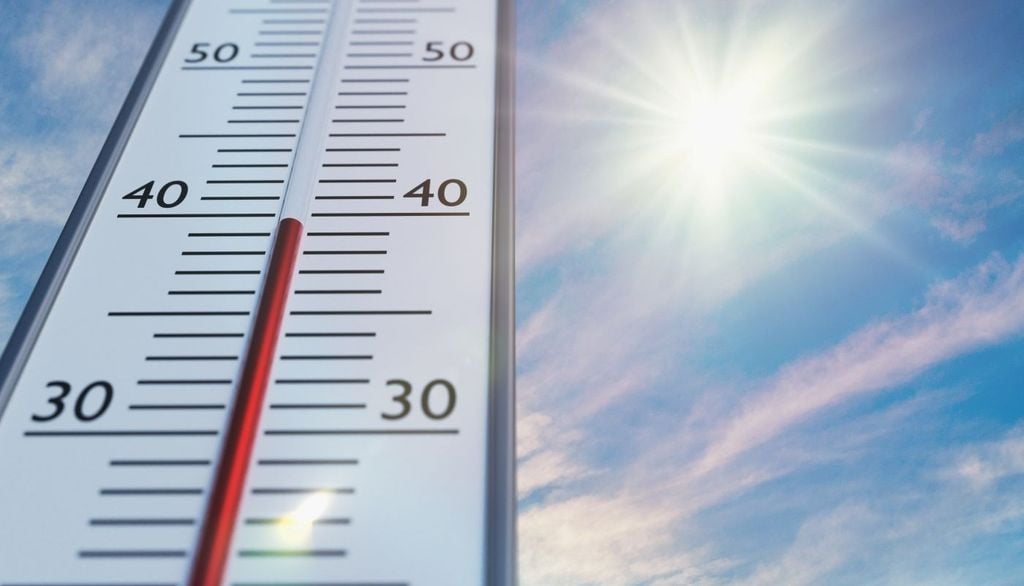 Il cambiamento climatico agisce su più fronti. Da un lato alza le temperature medie, scalda il Mediterraneo e, attraverso il rallentamento dell’AMOC, modifica la circolazione atmosferica favorendo un aumento della frequenza dei blocchi.