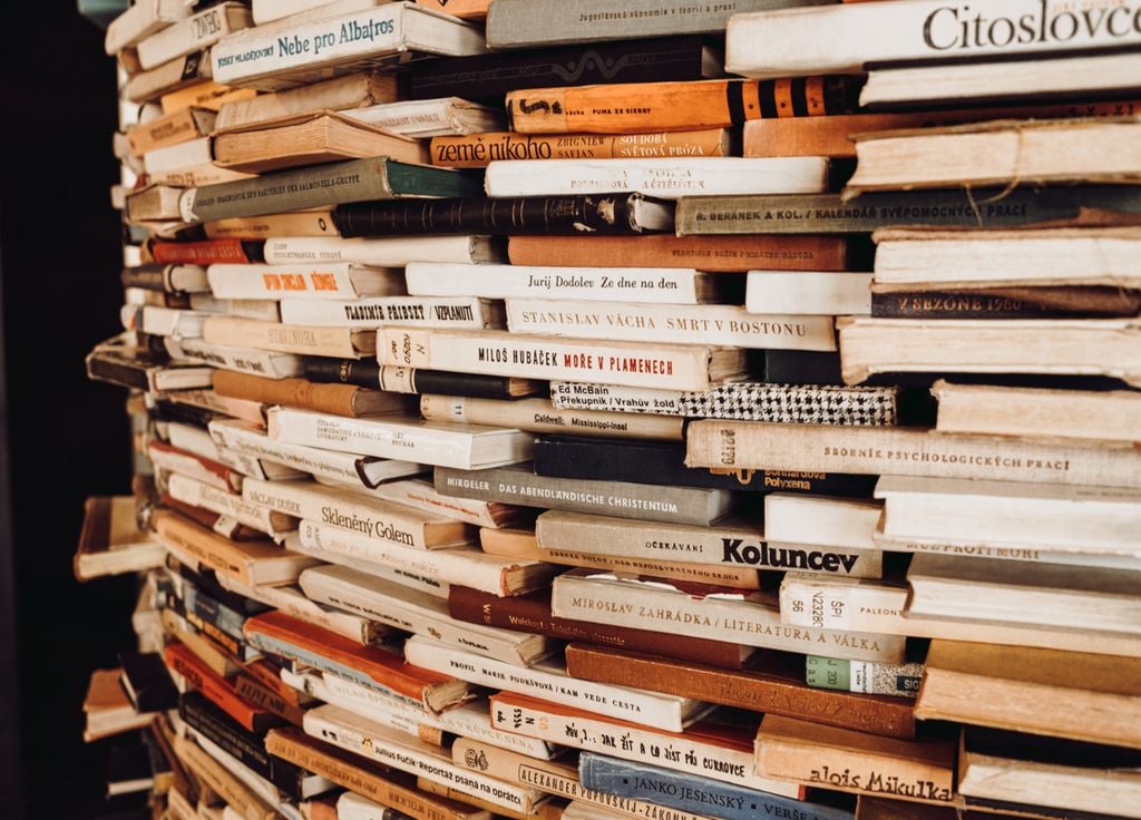 Les livres utilisés pour ériger la pile sont des livres qui ont été mis au rebut.