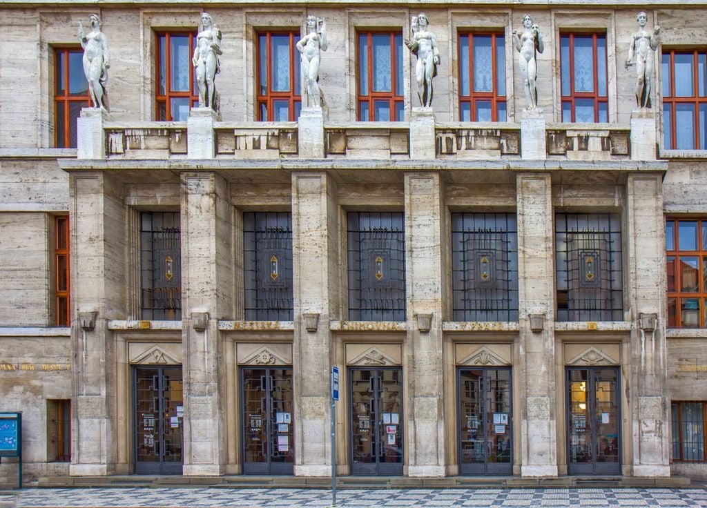 La façade de la bibliothèque créée par Frantisek Roith.
