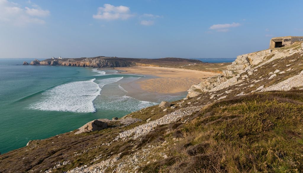 La plage de Pen Hat, sur la presqu'île de Crozon, arrive en 2e position.