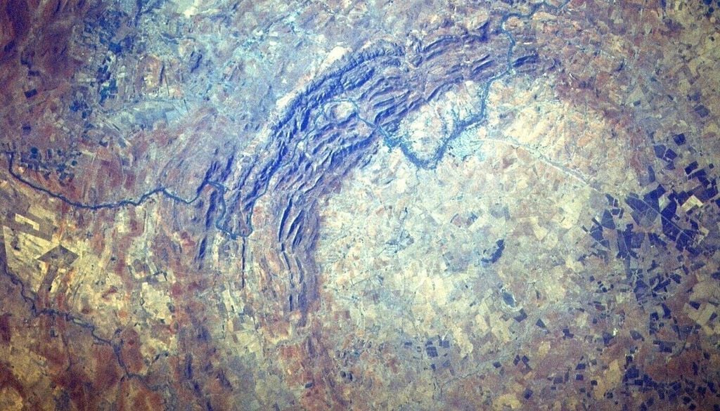 Einige Einschlagkrater weisen mehrere Ringe auf, wie der hier abgebildete Vredefort-Krater in Südafrika. Könnten Dantes Schilderungen von Hölle und Läuterungsberg auf solche Strukturen zurückzuführen sein? Bild: NASA