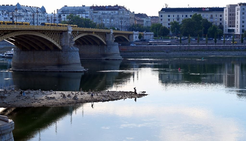 L'eccezionale successione di ondate di calore che hanno caratterizzato l'estate del 2026, con la prolungata siccità su diverse zone dell'Europa centro-orientale, ha portato ai minimi storici il livello del Danubio, innescando una crisi energetica e industriale nel Paese.