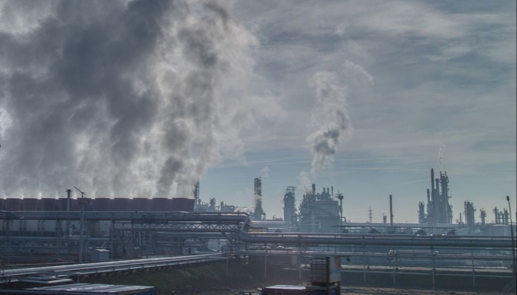 A causa delle elevate temperature e della portata ridotta a un terzo rispetto alla norma, nei giorni scorsi le autorità sono state costrette a spegnere temporaneamente l'impianto per la prima volta in 44 anni di attività. Per sventare il collasso della rete, il governo ha imposto tagli ai consumi energetici fino al 40% ai grandi colossi industriali e della manifattura (settori automotive e chimico), sospendendo persino il trasporto merci su rotaia durante i picchi serali. - Area industriale e di produzione energetica ungherese.