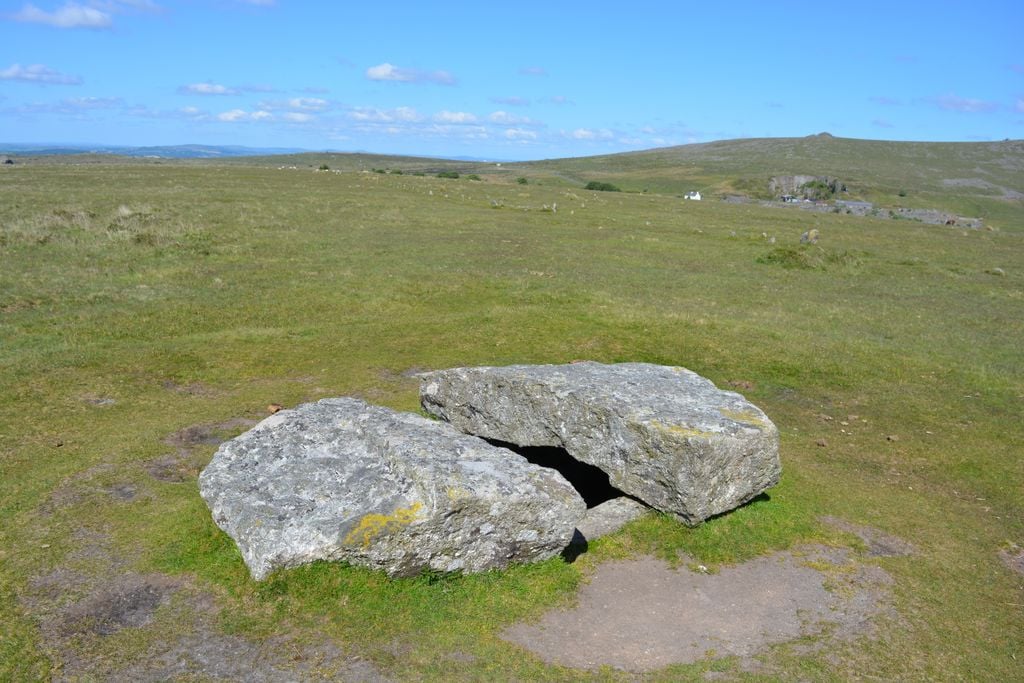 Cisterne funerarie dell'età del bronzo sono già state trovate nel Devon, ma questa appena ritrovata è unica.