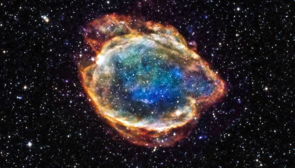 Supernovae vom Typ Ia entstehen in Binärsystemen, wenn sich zwei Sterne eng umkreisen und ein Stern davon ein Weißer Zwerg ist, der schließlich kollabiert. Hier ein Überrest einer Typ-Ia-Supernova (G299). Bild: NASA/CXC/U.Texas