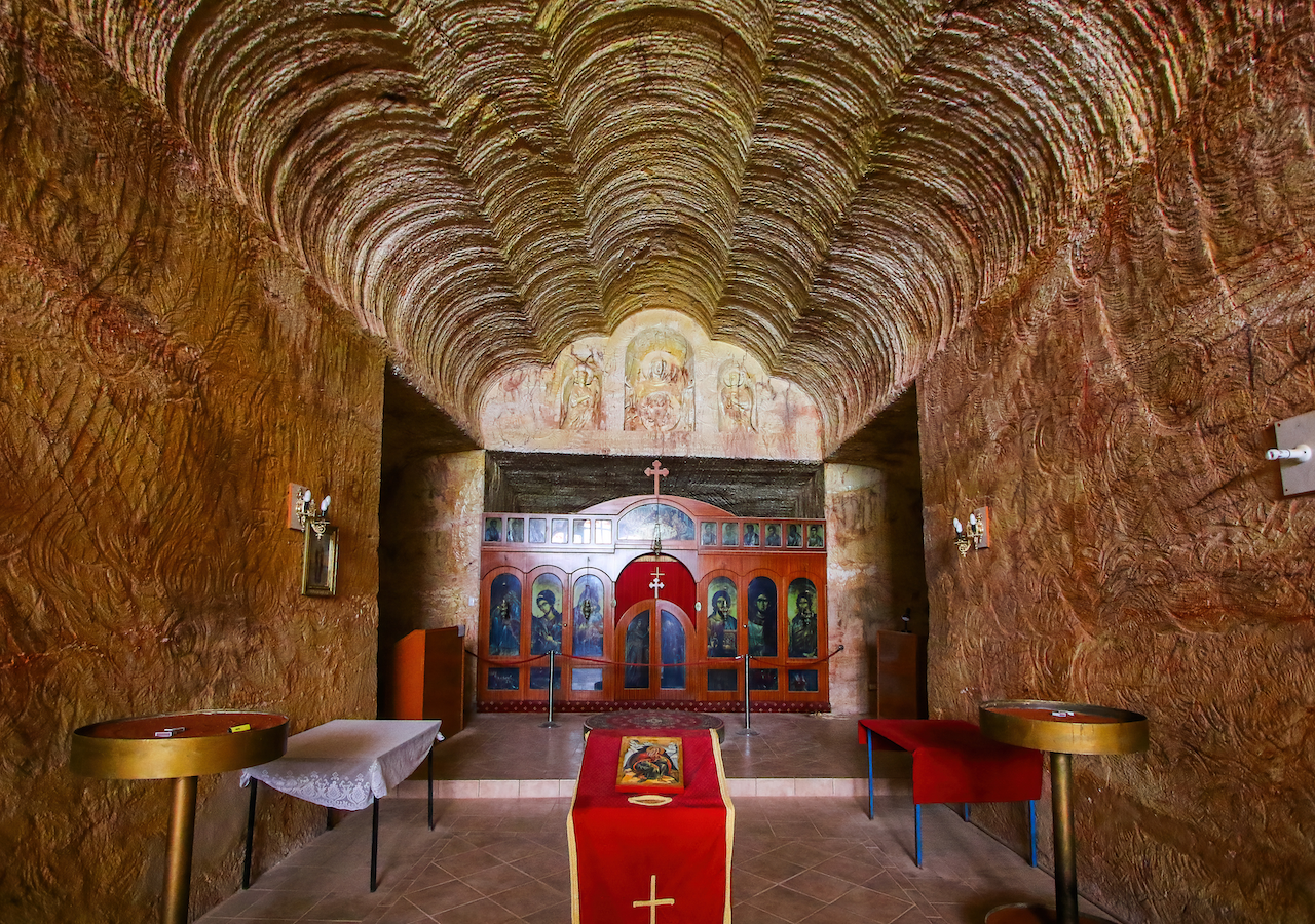 Unterirdische serbisch-orthodoxe Kirche in Coober Pedy – aus Sandstein gehauen, mitten in der Wüstenstadt.