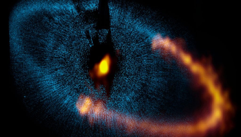 Beispiel eines Staubrings, hier um den hellen Stern Fomalhaut, aufgenommen mit dem Atacama Large Millimeter/submillimeter Array (ALMA). Das darunterliegende blaue Bild zeigt eine frühere Aufnahme von Hubble. Beispiel eines Staubrings, hier um den hellen Stern Fomalhaut, aufgenommen mit dem Atacama Large Millimeter/submillimeter Array (ALMA). Das darunterliegende blaue Bild zeigt eine frühere Aufnahme von Hubble. Bild: ALMA (ESO/NAOJ/NRAO).