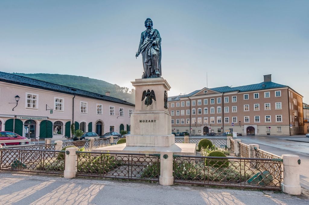 Mozart schaut zu: Das Denkmal des Jubilars in seiner Heimatstadt Salzburg. Foto: Adobe Stock