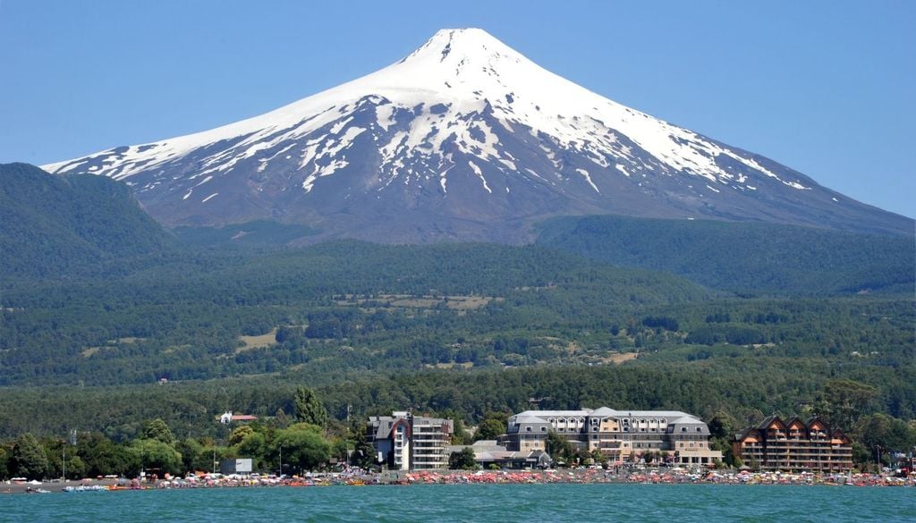 Volcán Villarica Sernageomin determina qué está ocurriendo en el volcán y Senapred evalúa las medidas de protección que deben adoptarse para las comunidades expuestas.