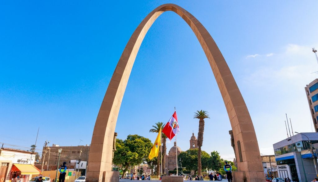 Paseo Cívico de Tacna, paseo desde Arica. El Paseo Cívico es el corazón histórico de la ciudad de Tacna.