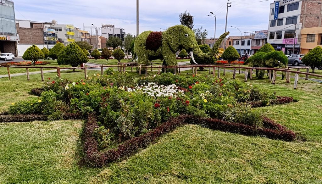 Paseo de las Aguas de Tacna, Perú. En el Paseo de las Aguas se pueden apreciar numerosas esculturas vivas de arte topiario. Crédito: Catalina Contreras.