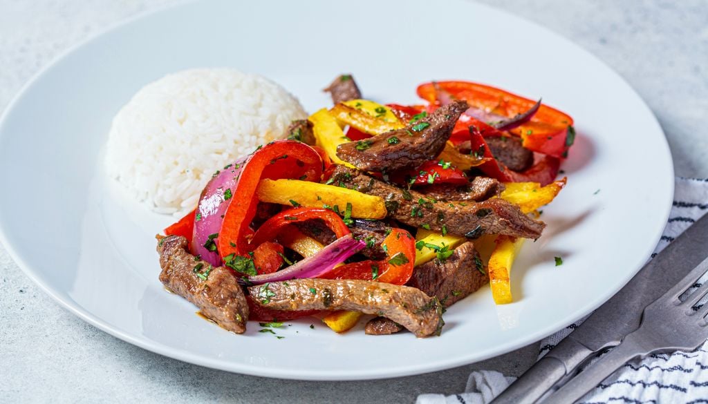 Lomo saltado, gastronomía peruana. El lomo saltado es uno de los platos estrella de la gastronomía peruana.