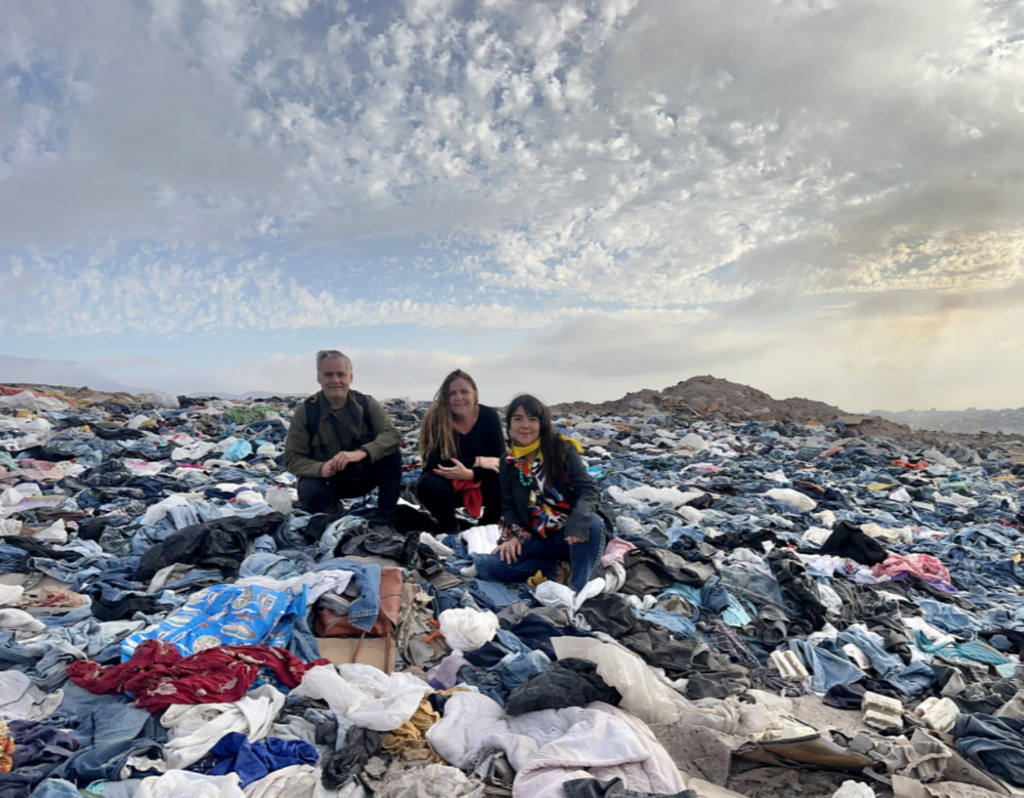 ablo Valenzuela, Mana Castillo y Angelito Peñaranda posan entre toneladas de ropa desechada en el vertedero textil de Alto Hospicio, epicentro de la crisis del fast fashion en Chile. ablo Valenzuela, Mana Castillo y Angelito Peñaranda posan entre toneladas de ropa desechada en el vertedero textil de Alto Hospicio, epicentro de la crisis del fast fashion en Chile.