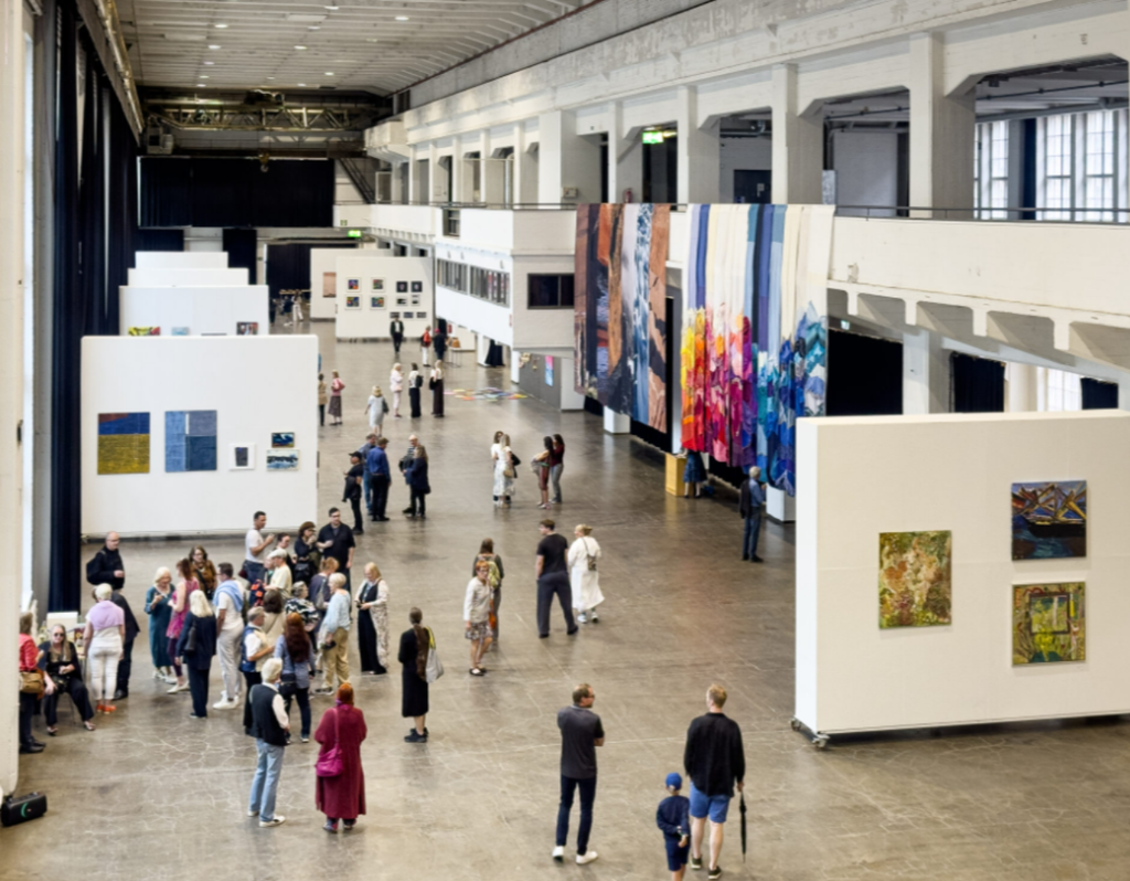 La instalación “De Atacama a Helsinki” se robó las miradas en la Bienal BELA 2025, montada en el centro cultural Cable Factory de Helsinki. Con textiles reciclados, fotografías del desierto y gran formato visual, la obra chilena destacó por su fuerza estética y mensaje ambiental. La instalación “De Atacama a Helsinki” se robó las miradas en la Bienal BELA 2025, montada en el centro cultural Cable Factory de Helsinki. Con textiles reciclados, fotografías del desierto y gran formato visual, la obra chilena destacó por su fuerza estética y mensaje ambiental.