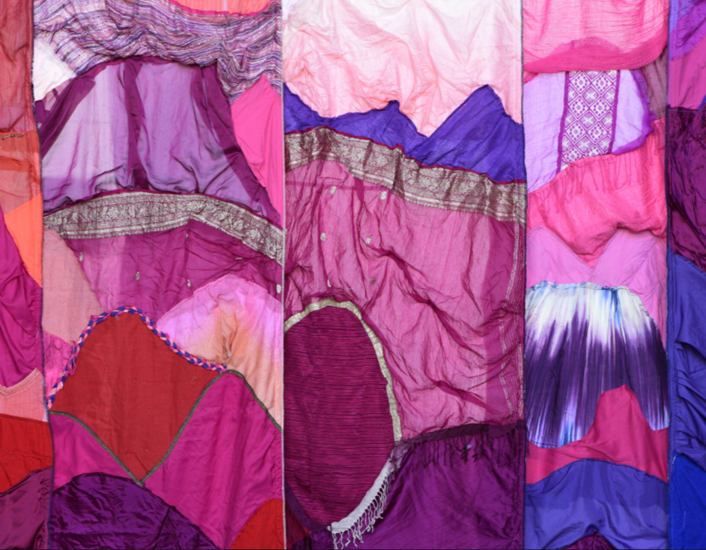 Detalle de una de las piezas textiles de “De Atacama a Helsinki”: con telas en desuso, bordados, teñidos y contrastes cromáticos, la obra evoca los colores del altiplano y reflexiona sobre la belleza amenazada por el consumo desmedido. Detalle de una de las piezas textiles de “De Atacama a Helsinki”: con telas en desuso, bordados, teñidos y contrastes cromáticos, la obra evoca los colores del altiplano y reflexiona sobre la belleza amenazada por el consumo desmedido.