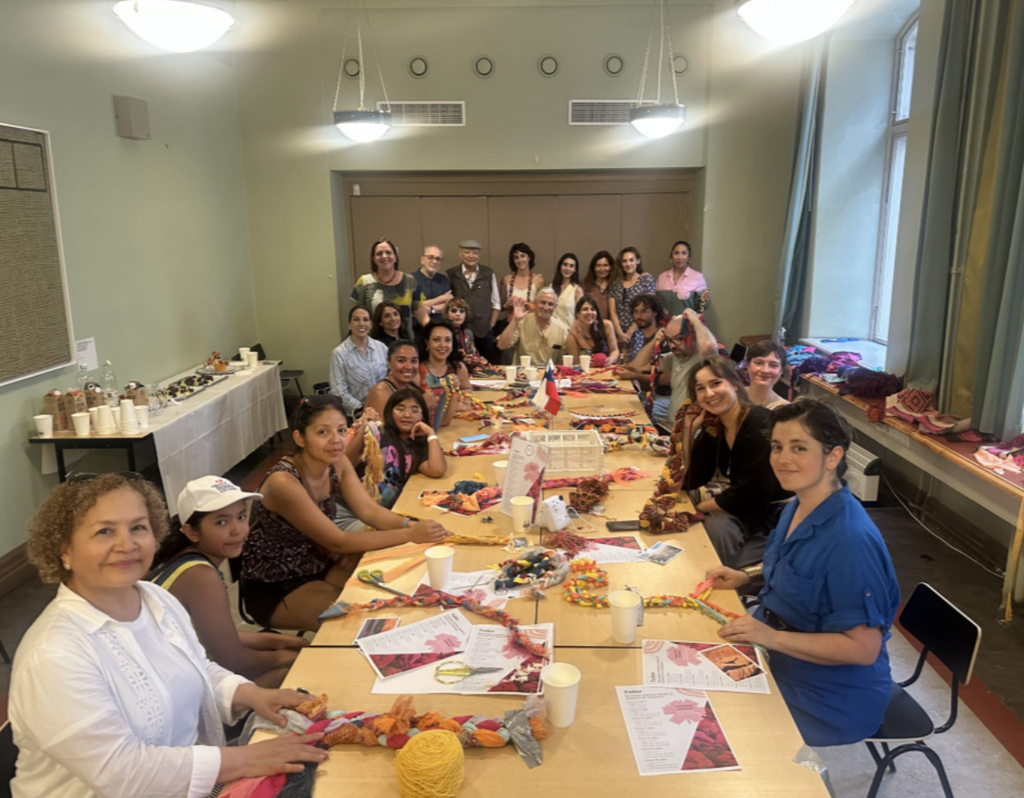 Taller de reutilización textil en la Biblioteca Rikhardinkadun de Helsinki, una de las actividades paralelas de “De Atacama a Helsinki”. Personas de distintas edades y orígenes participaron creando arte con telas recicladas, conectando comunidad, sostenibilidad y cultura chilena. Taller de reutilización textil en la Biblioteca Rikhardinkadun de Helsinki, una de las actividades paralelas de “De Atacama a Helsinki”. Personas de distintas edades y orígenes participaron creando arte con telas recicladas, conectando comunidad, sostenibilidad y cultura chilena.