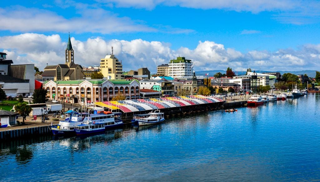 Valdivia, Región de los Ríos. Valdivia es la única ciudad de Chile en recibir la acreditación oficial de "Ciudad Humedal".