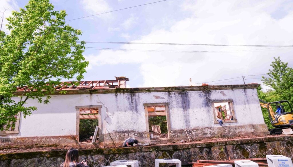 Construído em 1940 este edifício tinha por objetivo garantir habitação aos funcionários da estação ferroviária de Veade/Mondim de Basto. Foto: CM Celorico de Basto