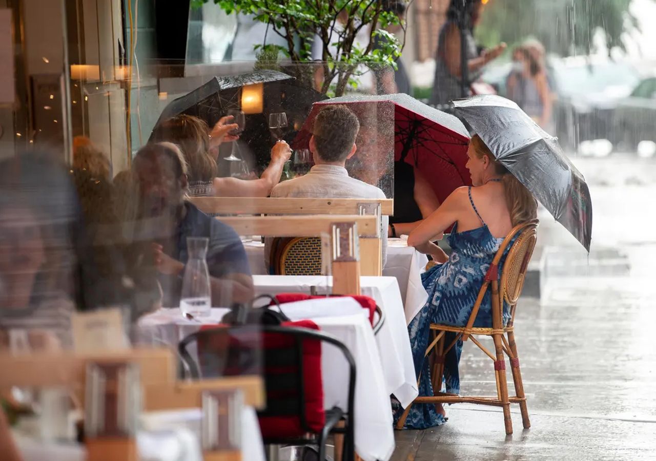 En un día lluvioso y gris, es tres veces más probable que los clientes se quejen por su comida, el servicio o algún otro problema.