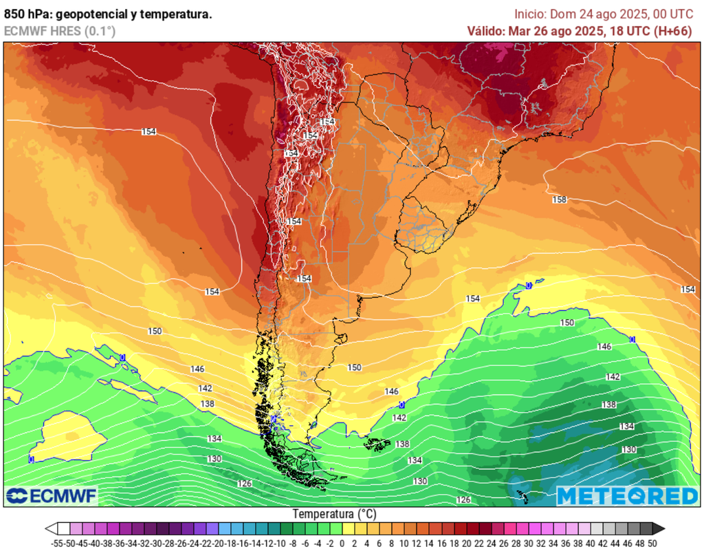 En la figura se observa, en tonos rojos, la presencia de una dorsal cálida sobre gran parte de Chile, favoreciendo la estabilidad atmosférica y el ascenso de las temperaturas. Este patrón, asociado al anticiclón subtropical, explica el “veranito” invernal con máximas que superan los 20 °C en varias regiones al inicio de semana.